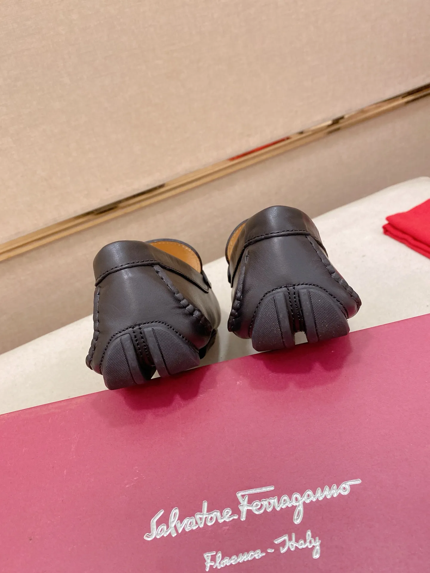 Factory price: 540💰High-end quality! Ferragamo🆕🆕Exclusive hot-selling products in stock🔥🔥New products on the shelves, high-quality Ferragamo men's pea shoes, high-end casual driving shoes, with complete packaging! 💪 💪 Material: imported first-layer cowhide 🐂 + imported high-quality water-dyed cowhide lining + wear-resistant outsole 👍🏻👍🏻 Features: high-end and comfortable, purely handmade 🚀 🚀 Create the perfect shoe that suits you best 🔥 🔥 Size: (38-44) 45 standard size can be customized!